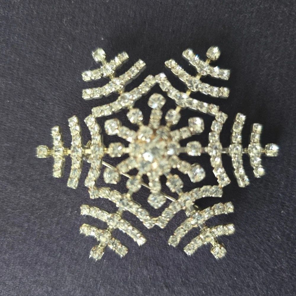 Vintage Style Clear Rhinestone Snowflake Broach Silver Tone Holiday Pin 2.25in